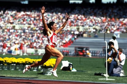 La atleta estadounidense Florence Griffith-Joyner durante una competición.