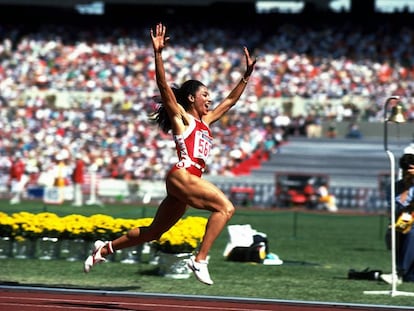 La atleta estadounidense Florence Griffith-Joyner durante una competición.