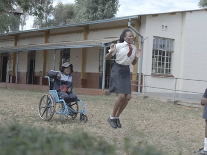 Estudiantes con y sin discapacidad en un colegio de Zimbabue.