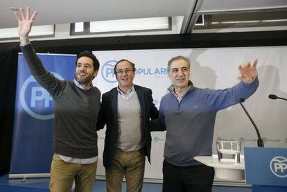 El presidente del PP vasco, Alfonso Alonso, este sábado en un mitin junto a  Leopoldo Barreda y Borja Sémper.