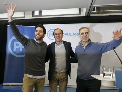 El presidente del PP vasco, Alfonso Alonso, este sábado en un mitin junto a  Leopoldo Barreda y Borja Sémper.