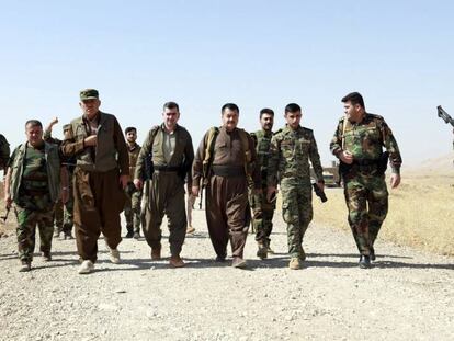 Combatientes kurdo-iraqu&iacute;es de la ciudad de Basheqa hacen guardia en la zona fronteriza de la guerra entre el Estado Isl&aacute;mico y del Kurdist&aacute;n iraqu&iacute;.