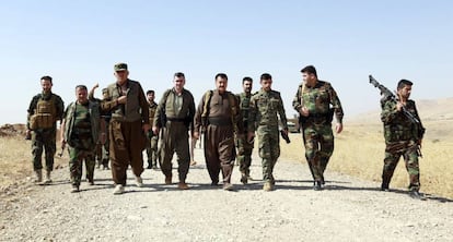 Combatientes kurdo-iraquíes de la ciudad de Basheqa hacen guardia en la zona fronteriza de la guerra entre el Estado Islámico y del Kurdistán iraquí.