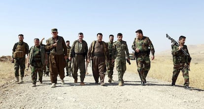 Combatientes kurdo-iraqu&iacute;es de la ciudad de Basheqa hacen guardia en la zona fronteriza de la guerra entre el Estado Isl&aacute;mico y del Kurdist&aacute;n iraqu&iacute;.