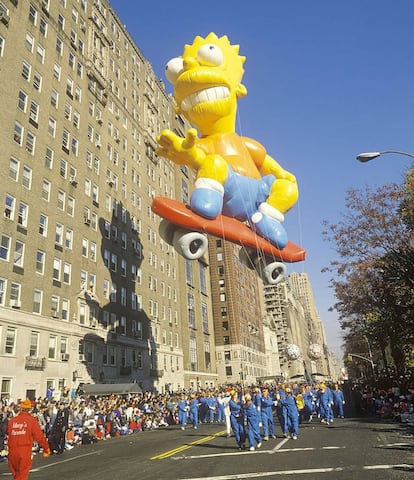 Bart Simpson durante su primera aparición en el popular desfile de Acción de Gracias organizado en Nueva York por los grandes almacenes Macy's. Fue en 1990, el mismo año en que triunfó en la música con el disco 'The Simpson sing the blues'.