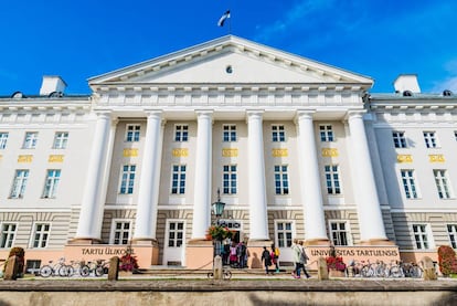 El edificio principal de la Universidad de Tartu (Estonia).