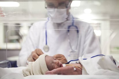 Un doctor con un bebé prematuro.