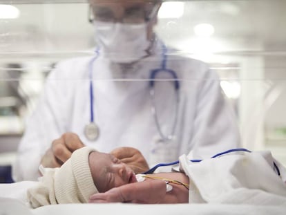 Un doctor con un bebé prematuro.