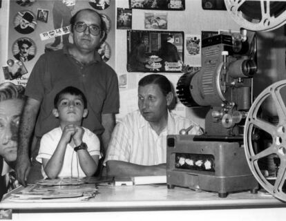 Joaquín Fuentes con su padre y uno de sus hijos, las tres generaciones del negocio familiar, en junio de 1990.