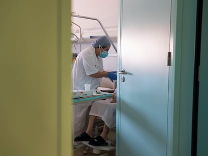 Una enfermera del Hospital de Igualada atiende a una paciente.