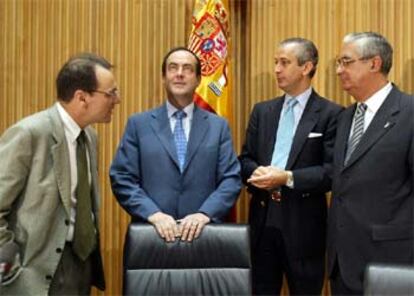 El ministro José Bono con tres miembros de la Comisión de Defensa, en la que compareció.