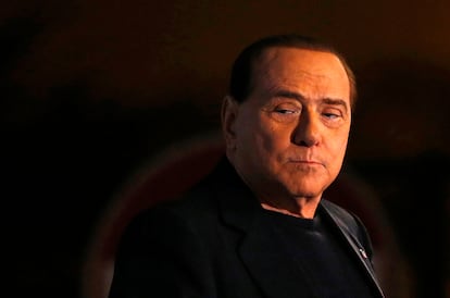 Silvio Berlusconi, en una protesta en el centro de Roma, el 27 de noviembre de 2013, el día en que el Senado votó su expulsión tras 20 años de presencia en el Parlamento italiano y, con ello, la pérdida del aforamiento en un momento en el que se enfrentaba a varios procesos.