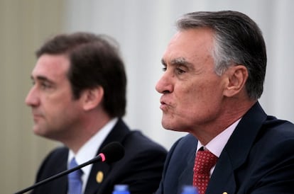 El presidente de Portugal, Anibal Cavaco Silva (d) y el primer ministro Passos Coelho en la Cumbre Iberoamericana de Asunción (Paraguay)