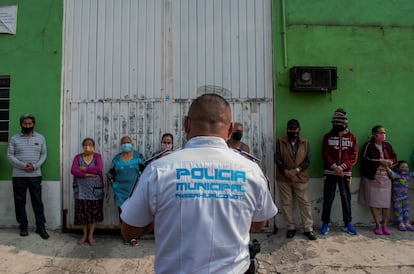 Un policía dialoga con los vecinos de la red vecinal de la calle Abelardo Rodríguez, en Nezahualcóyotl. IGNACIO GALLELLO