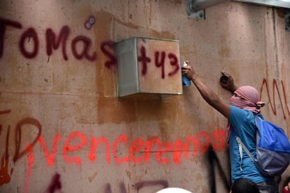 Manifestantes escriben consignas contra Tomás Zerón en la embajada de Israel en Ciudad de México, en 2022.
