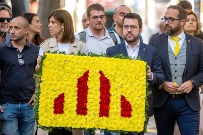 La portavoz de ERC en el Parlament, Marta Vilalta y el ex presidente de la Generalitat, Pere Aragonès (c), llegan junto a jugadores de la cantera, a la ofrenda floral al monumento de Rafael Casanovas.
