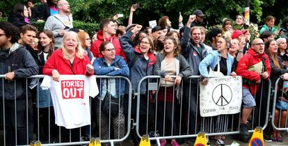 Partidarios de Corbyn a la espera del l&iacute;der laborista, este jueves en Islington, Londres. 