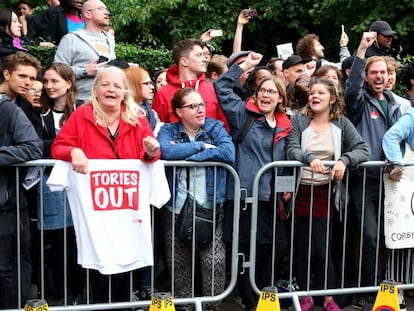 Partidários de Corbyn esperam o líder trabalhista, nesta quinta-feira, em Islington, Londres.