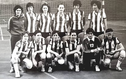 Pilar Rivas, la tercera empezando por la izquierda, en la fila de abajo, con el equipo de balonmano del Atlético de Madrid, en 1978.