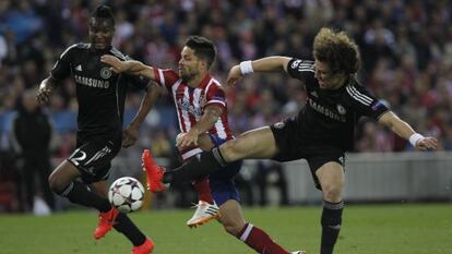 Diego pugna por el balón con David Luiz y Mikel en la ida.