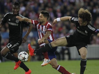 Diego pugna por el balón con David Luiz y Mikel en la ida.