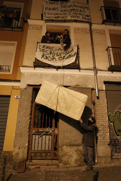 People occupying a building in the Madrid street of Tres Peces.