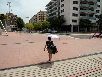 Una mujer se protege con un paraguas del intenso calor, este jueves en Lleida. 