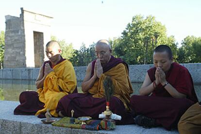 El lama Keutsang Rinpoche (centro), durante la ceremonia de purificación de Madrid ayer.