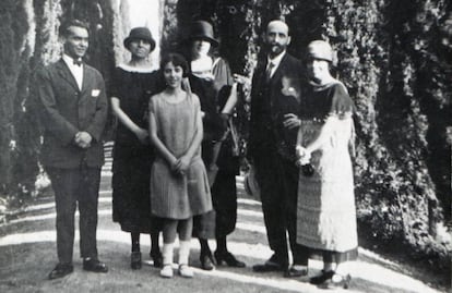 De izquierda a derecha, Federico García Lorca, Zenobia Camprubí, Isabel García Lorca, Emilia Llanos y Juan Ramón Jiménez y Concha García Lorca en Granada en 1924.