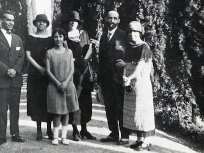 De izquierda a derecha, Federico García Lorca, Zenobia Camprubí, Isabel García Lorca, Emilia Llanos y Juan Ramón Jiménez y Concha García Lorca en Granada en 1924.