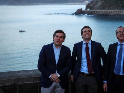El presidente del PP Pablo Casado con el presidente de los populares vascos Alfonso Alonso e Iñigo Arcauz en Getaria, en marzo.