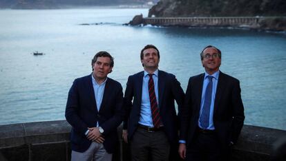 El presidente del PP Pablo Casado con el presidente de los populares vascos Alfonso Alonso e Iñigo Arcauz en Getaria, en marzo.