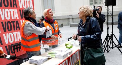 Manuela Carmena vota en una mesa electoral de la consulta ciudadana.