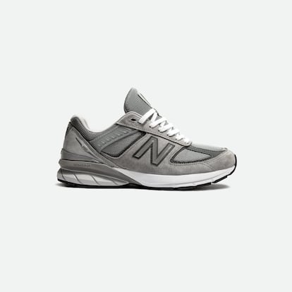 Una deportiva histórica. New Balance acaba de relanzar su modelo 990v5. Se creó originalmente en 1982 y fue la primera zapatilla deportiva de 100 dólares, a partir de ahí se convirtió en el calzado técnico más duradero del mercado. Un nuevo clásico para los seguidores de la serie 990 gracias a su diseño limpio y silueta contemporánea y discreta. Mantiene la esencia de su predecesora, pero con algunas novedades. En la parte superior se puede apreciar el ante porcino de primera calidad, la malla con 360 detalles reflectantes y la lengüeta con trabilla de diseño gráfico. Está disponible en gris, azul marino y negro. Precio: 200 euros.