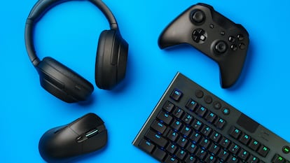 Artículo de EL PAÍS Escaparate que describe los diez superventas con descuento en el 20 aniversario de PcComponentes.