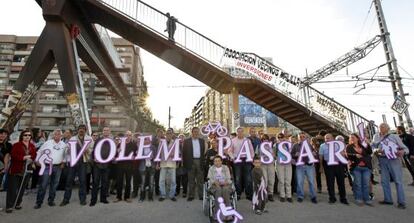 Asociaciones de vecinos, ciclistas y los grupos de la oposici&oacute;n municipal se unieron hace unos meses para reivindicar la accesibilidad del puente. 