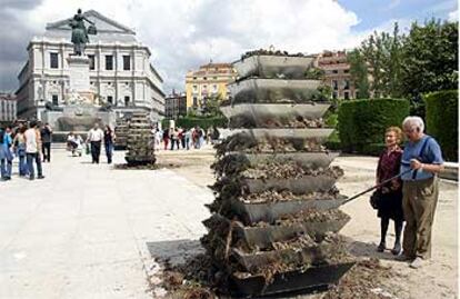 Las enormes jardineras colocadas en la plaza de Oriente quedaron esquilmadas, como se aprecia en la foto tomada ayer.