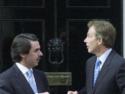 Blair y Aznar conversan frente al número 10 de Downing Street.