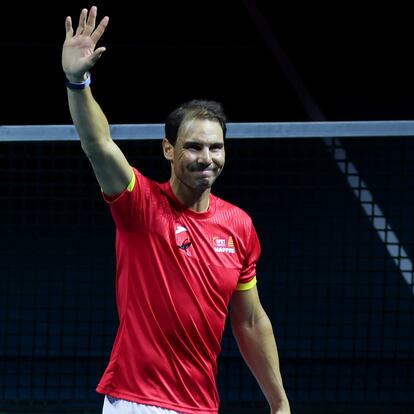 -FOTODELD?A- M?LAGA, 19/11/2024.- El tenista Rafa Nadal saluda a la aficin durante el homenaje que recibe tras el partido de dobles que jugaron los tenistas de Espa?a Carlos Alcaraz y Marcel Granollers con la pareja de Pases Bajos Wesley Koolhof y Botic Van de Zandschulp, correspondiente a los cuartos de final de la Copa Davis que se disput hoy martes en el pabelln Martn Carpena de Mlaga. EFE/Daniel Prez
