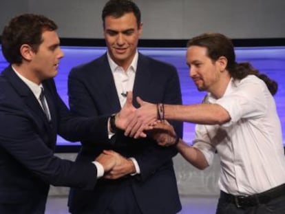 Rivera, Sánchez e Iglesias se estrechan las manos antes del debate de EL PAÍS en 2015.