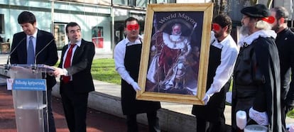 Representantes de Bilboko konpartsak presentan esta mañana su cartel de Carnavales 2013 ante el Museo de Bellas Artes.
