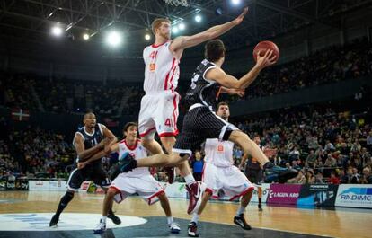 Una de las jugadas del partido del Uxue Bilbao en la cancha checa.