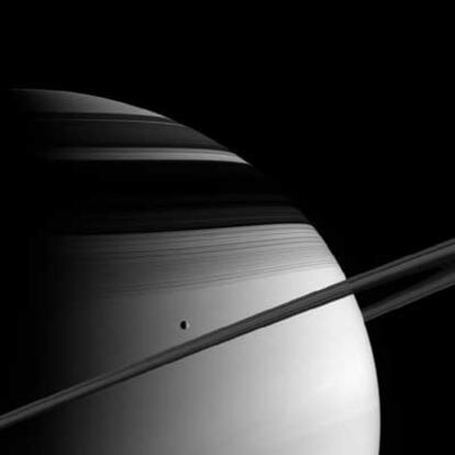 Imagen de la <i>Cassini</i> de los anillos y una luna, recortados sobre Saturno.