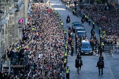 Cientos de personas observan la procesión del féretro de la Reina Isabel II, desde el Palacio de Holyroodhouse hasta la Catedral de St Giles en Edimburgo.