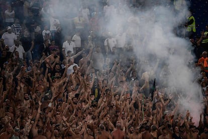 El fondo de los ultras de la Lazio durante el partido de este sábado contra el Nápoles.