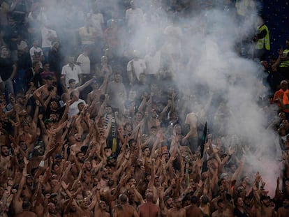 El fondo de los ultras de la Lazio durante el partido de este sábado contra el Nápoles.