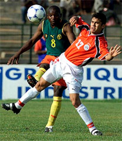 Geremi (izquierda) y el egipcio Ahmed, en la Copa de Africa.