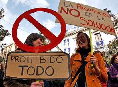 Manifestantes en Granada contra la ordenanza municipal que prohibe la prostitución y tocar música en  la calle