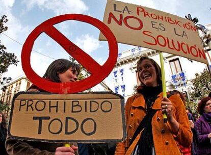 Manifestantes en Granada contra la ordenanza municipal que prohibe la prostitución y tocar música en la calle