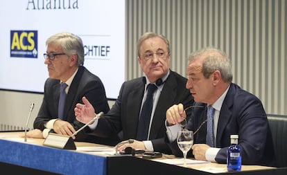 El consejero delegado de Atlantia, Giovanni Castelluci, junto a los presidentes de ACS y Hochtief, Florentino Pérez y Marcelino Fernández Verdes.